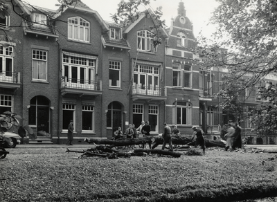 82658 Afbeelding van het omzagen van een boom in de groenstrook naast de Koningslaan te Utrecht, uit het westen; op de ...